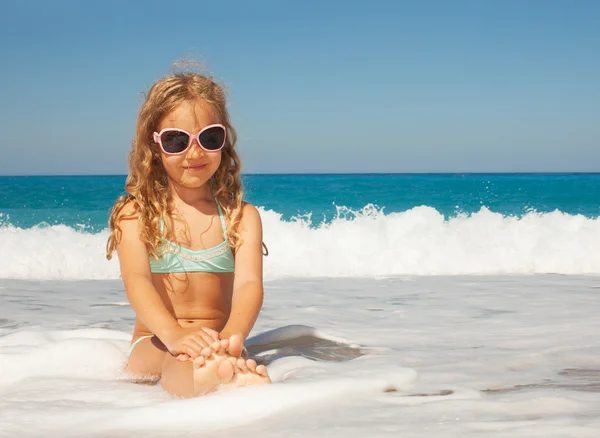 Kind op het strand — Stockfoto