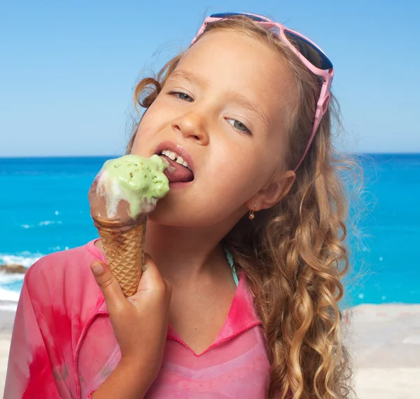 Enfant avec crème glacée — Photo