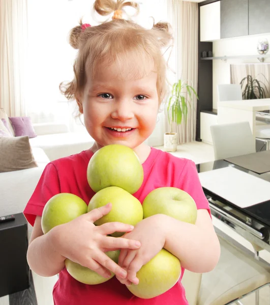 Enfant aux pommes — Photo