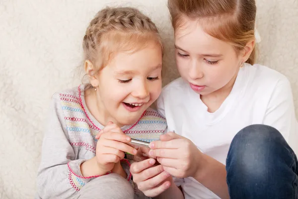 Children with mobile phone — Stock Photo, Image