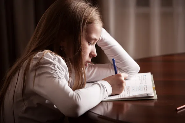 Meisje doet huiswerk — Stockfoto