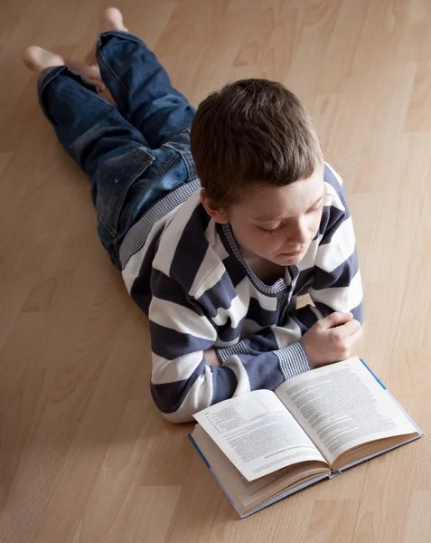 Ragazzo canne libro — Foto Stock