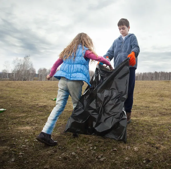 Діти прибирають сміття — стокове фото