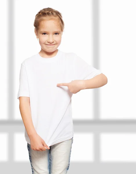 Kind im weißen T-Shirt — Stockfoto