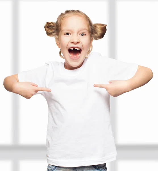 Criança em camiseta branca — Fotografia de Stock