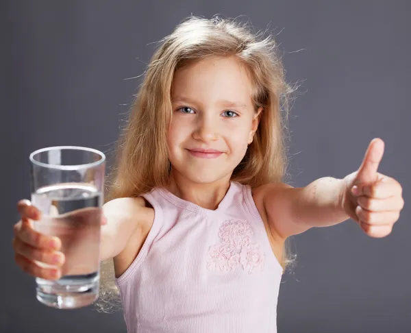Chica beber agua de vidrio —  Fotos de Stock