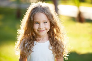 çimlerin üzerine gülen kız