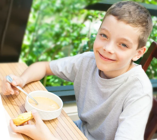 Bambino che mangia zuppa — Foto Stock