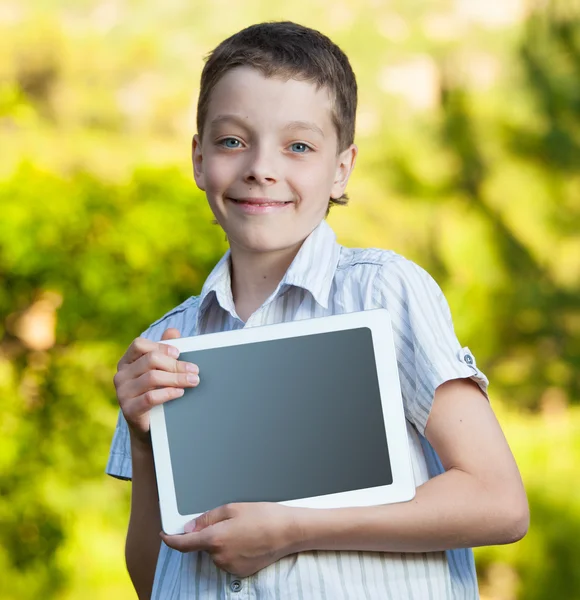 Menino com tablet pc — Fotografia de Stock