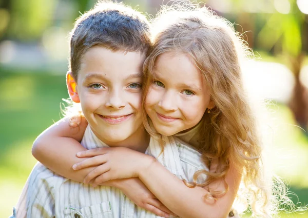 Niños al aire libre — Foto de Stock