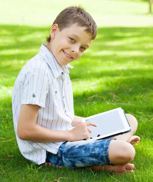 Niño con tableta — Foto de Stock