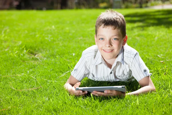 Ragazzo con compressa — Foto Stock