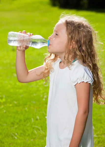 Gyerek ivóvíz — Stock Fotó