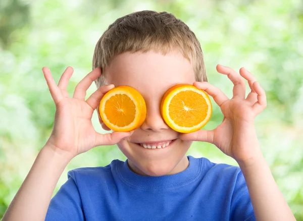 Bambino con un'arancia — Foto Stock