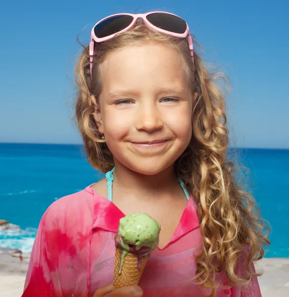 Kind mit Eis — Stockfoto