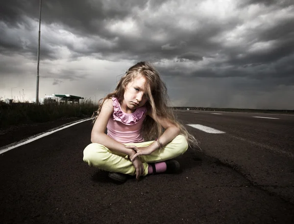 Sad child near road — Stock Photo, Image