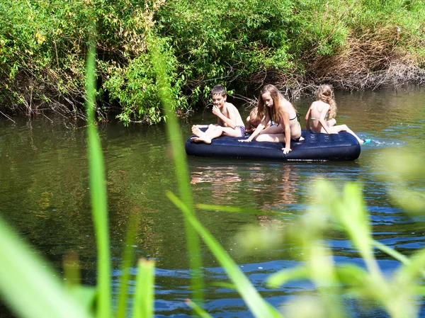 Kinderen drijvend op de rivier — Stockfoto