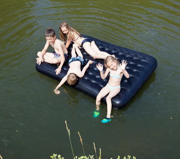 Enfants flottant sur la rivière — Photo