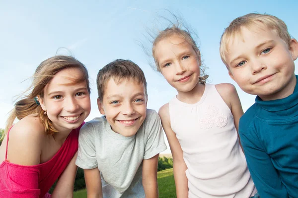 Kinderen in de zomer — Stockfoto