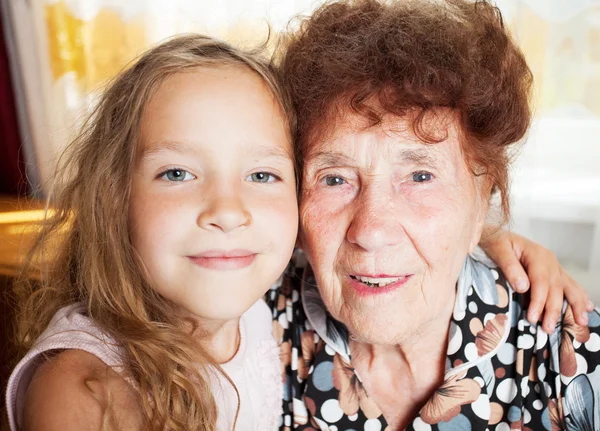 Oudere vrouw met grote-kleinkind — Stockfoto