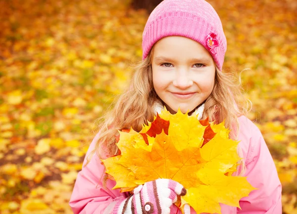 Mädchen im Herbst — Stockfoto