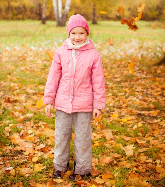 Mädchen im Herbst — Stockfoto