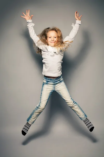 Saltando bambino — Foto Stock