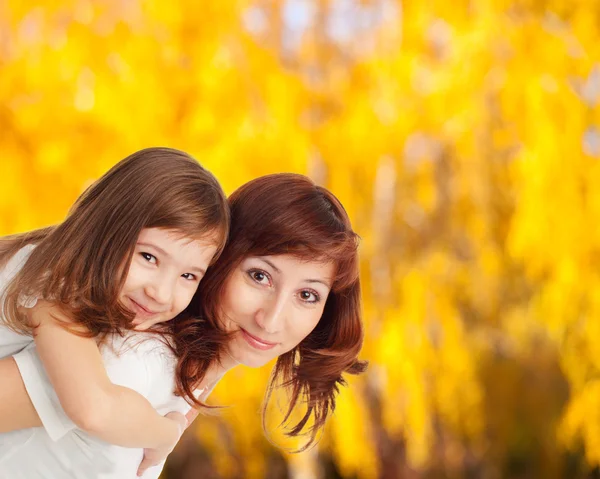 Familie in de herfst — Stockfoto