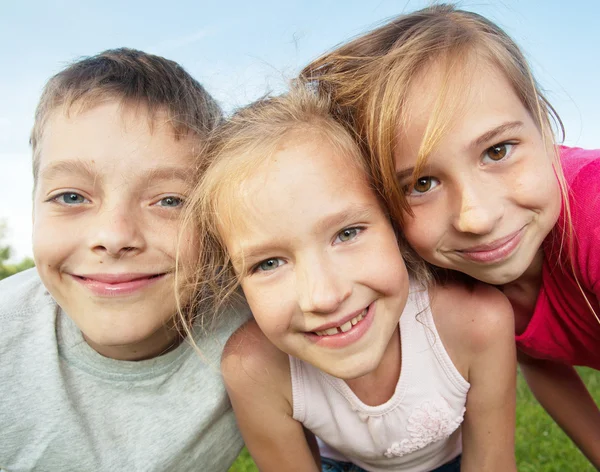 Kinderen in de zomer — Stockfoto