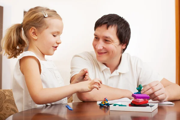 Tjej och pappa gjuten från lera leksaker — Stockfoto