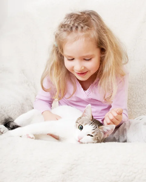 Meisje met kat — Stockfoto