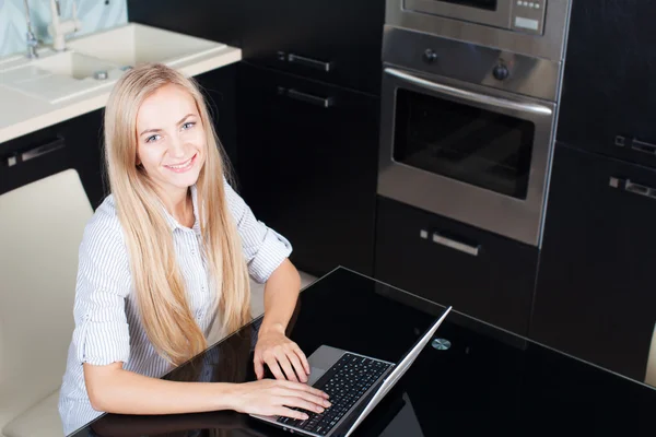 Donna con computer portatile — Foto Stock