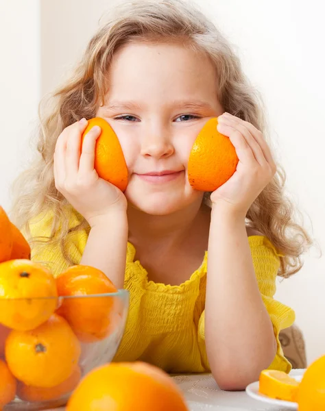 Kind mit Orangen — Stockfoto