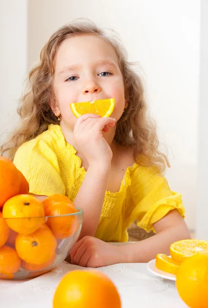 Criança com laranjas — Fotografia de Stock