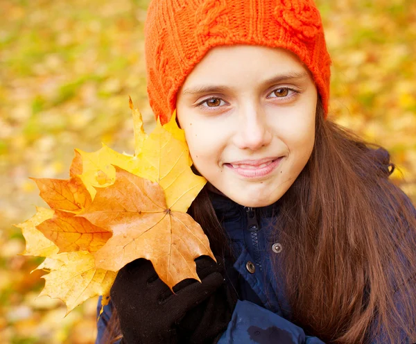 Girl at autumn — Stock Photo, Image