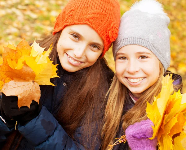 Meisjes op herfst — Stockfoto