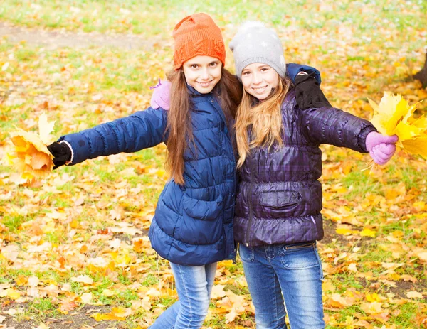 Meisjes op herfst — Stockfoto