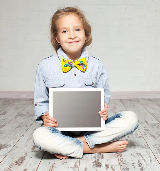 लड़की लैपटॉप कंप्यूटर खेल रही — स्टॉक फ़ोटो, इमेज