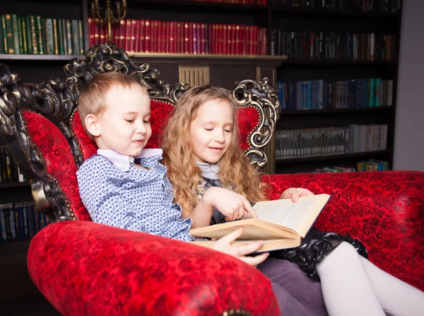 Kinderen die thuis boeken lezen — Stockfoto