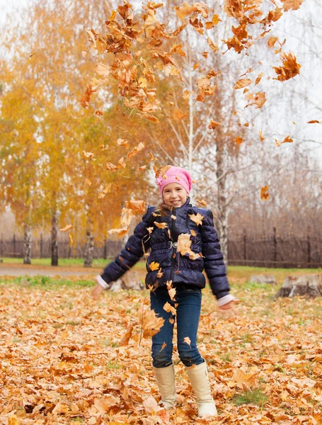 Meisje in de herfst — Stockfoto