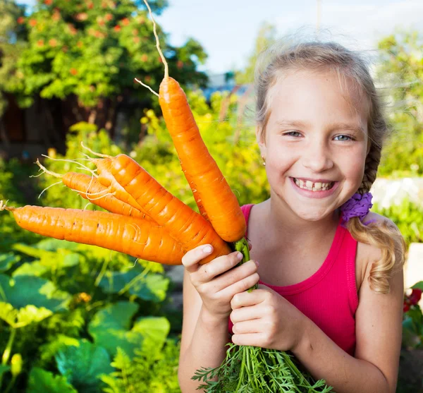 Niño con zanahoria — Foto de Stock
