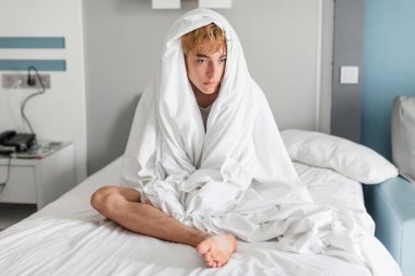 Üzgün ve üzgün genç bir adam sabah uyanır. Ergenlikte depresyon var. Kampüsteki öğrencilerin sorunları var.