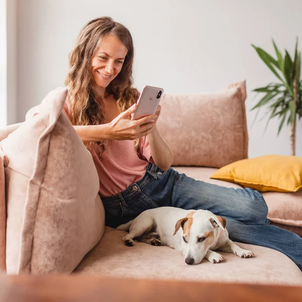 Lächelnde Frau Entspannt Auf Sofa Hause Sitzen Und Handy Der — Stockfoto