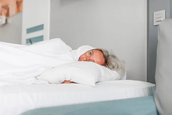 Bang Depressieve Vrouw Van Middelbare Leeftijd Die Alleen Bed Ligt — Stockfoto