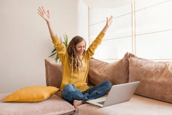 Opgewonden Jonge Vrouw Kijkt Naar Laptop Scherm Vieren Van Overwinning Stockfoto