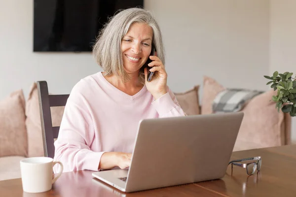 Sorridente Casual Donna Mezza Età Dai Capelli Grigi Utilizzando Computer — Foto Stock