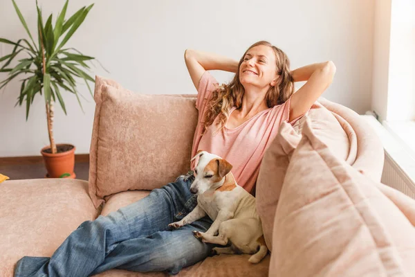 Heitere Junge Frau Ziemlich Entspannt Auf Der Couch Wohnzimmer Ruhige — Stockfoto