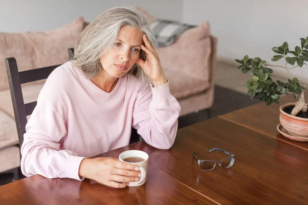 Triste Cansada Mujer Mediana Edad Tocando Frente Con Dolor Cabeza — Foto de Stock