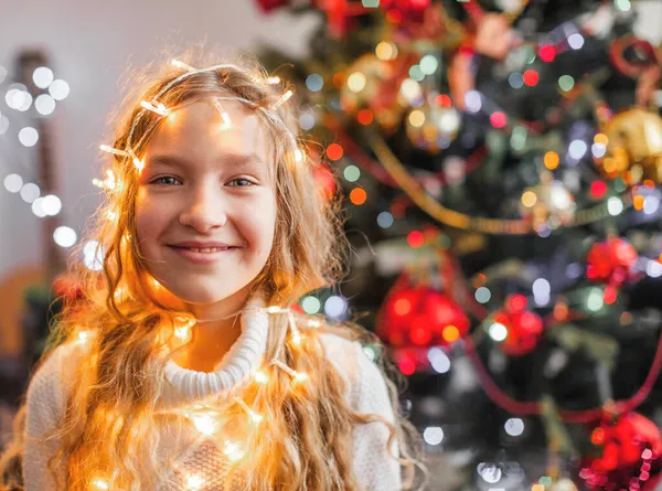 Çocuk Süsleme Noel Ağacı Evdeki Küçük Kız Mutlu Yıllar — Stok fotoğraf