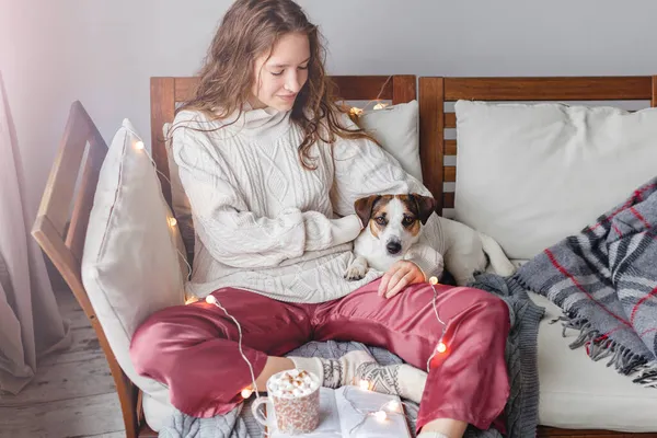 Junge Frau Mit Hund Trinkt Hause Warmen Kaffee — Stockfoto